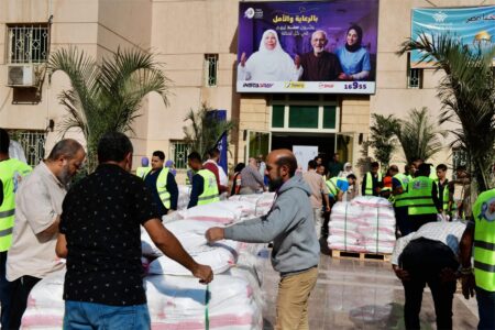 ذوو الإعاقة وكبار السن يشاركون في تجهيز قوافل إغاثية لدعم غزة بمصر